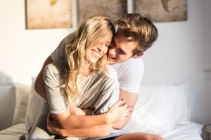 laiminga jauna pora atsipalaidavusi namuose ant lovos